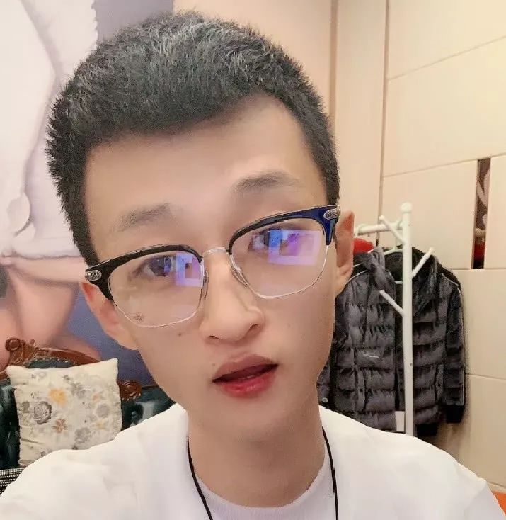 yy外星人陈山网吧搞笑视频_快手里的外星人陈山_yy外星人陈山快手号