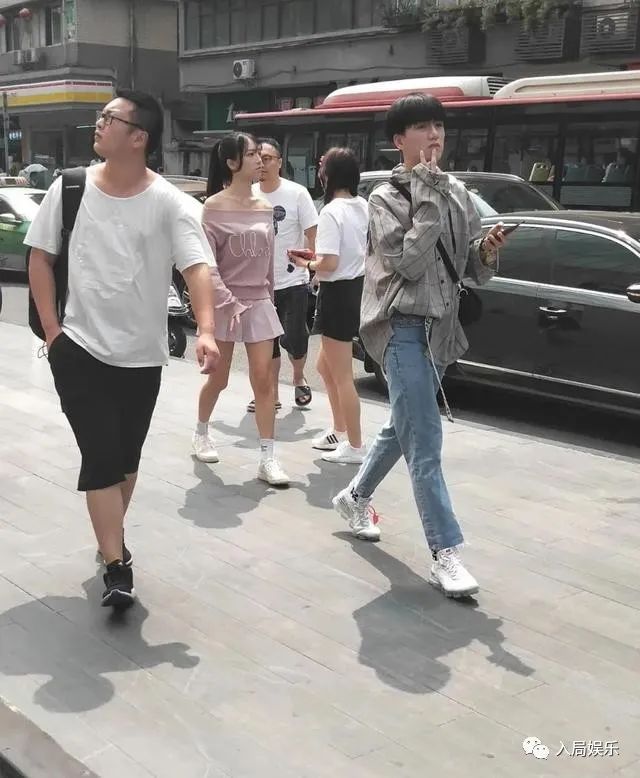 抖音挡脸的特效怎么办_抖音挡脸图片_抖音男网红挡脸照片