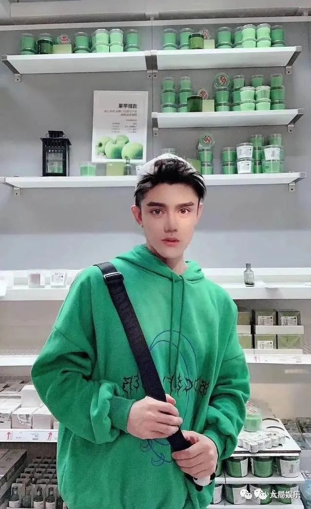 抖音挡脸的特效怎么办_抖音挡脸图片_抖音男网红挡脸照片