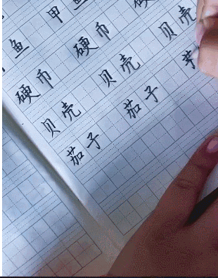 抖音写字很好的人_抖音里好看的手写字_抖音写字很好看的女孩
