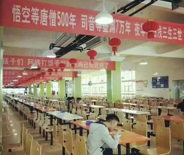 食堂打饭搞笑视频_快手食堂蹭饭_快手食堂打饭