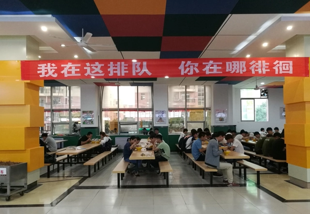 快手食堂打饭_快手食堂蹭饭_食堂打饭搞笑视频