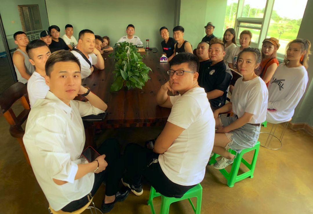 抖音有首歌叫什么_抖音歌曲叫什么名字_抖音就在一起是什么歌