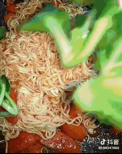 用鸡蛋香肠做美食_香肠鸡蛋饼的做法视频_抖音香肠鸡蛋视频