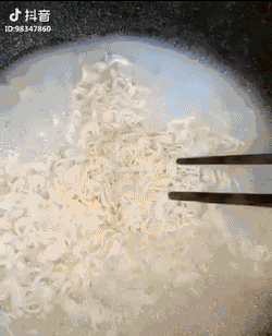 用鸡蛋香肠做美食_抖音香肠鸡蛋视频_香肠鸡蛋饼的做法视频