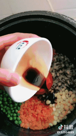 香肠鸡蛋饼的做法视频_用鸡蛋香肠做美食_抖音香肠鸡蛋视频