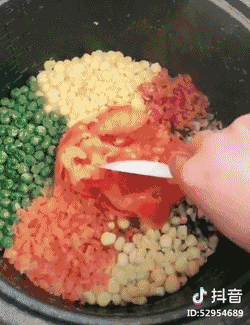 香肠鸡蛋饼的做法视频_用鸡蛋香肠做美食_抖音香肠鸡蛋视频