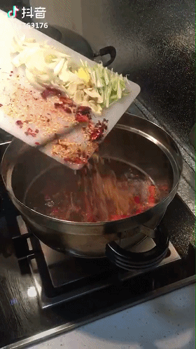 香肠鸡蛋饼的做法视频_用鸡蛋香肠做美食_抖音香肠鸡蛋视频