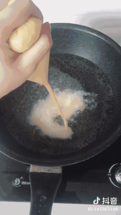 用鸡蛋香肠做美食_香肠鸡蛋饼的做法视频_抖音香肠鸡蛋视频