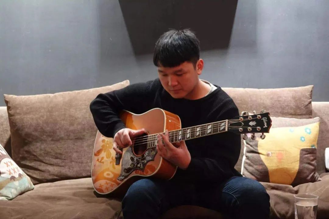 抖音哭着唱如果_抖音哭腔歌曲_抖音上哭唱一动不动了